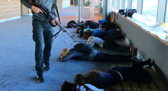 В аэропорту "Рига" учились освобождать заложников: спецслужбы провели учения "Икар 2016"
