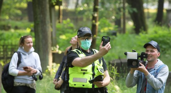 Foto: Bez starpgadījumiem notikusi izstādes atklāšana Mārtiņa kapos