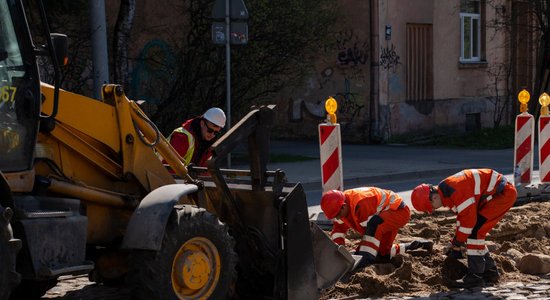 Par 8 miljoniem eiro Rīgā pārbūvēs 5. tramvaja maršrutu; varēs kursēt jaunie tramvaji