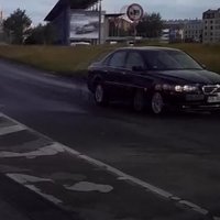 Video: Auto mēģina braukt pa Krasta ielu pretējā virzienā