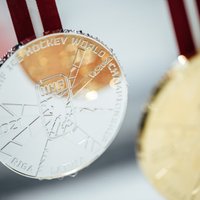 ВИДЕО: Как чеканились медали рижского чемпионата мира весом почти полкилограмма