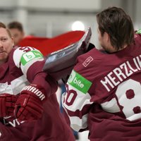 Foto: Latvijas hokejisti jestrā noskaņojumā aizvada oficiālo fotosesiju