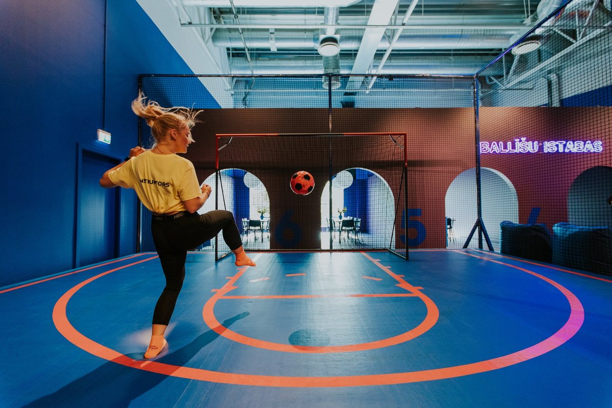 Foto: Ieguldot miljonu eiro, Rīgā atvērts jauns batutu parks