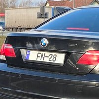 BMW ar viltotu numurzīmi koplietošanas satiksmē; par to draud kriminālatbildība