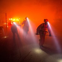 Foto: Kalifornijā turpina plosīties savvaļas ugunsgrēki