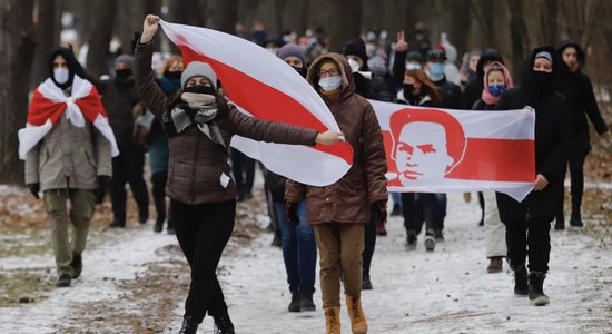 В центр Минска стянули спецтехнику и водометы, начались задержания