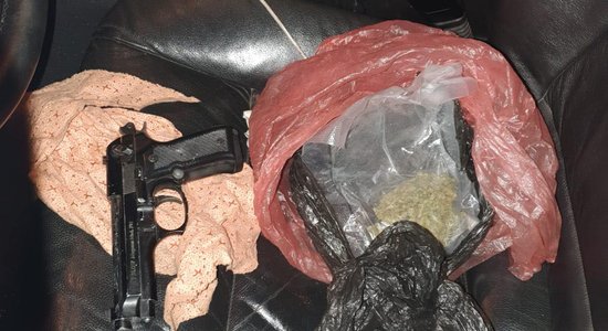 ФОТО. Полиция с помощью служебной собаки нашла мешок марихуаны