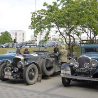Foto: Pie Rīgas Motormuzeja piestājuši klasisko auto rallija dalībnieki