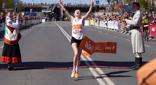 Foto: Caune ar jaunu Latvijas rekordu uzvar 5 km skrējienā; naskie vicotāji pieveic 10 km