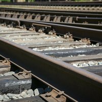 Dzelzceļa kravu pārvadājumu apmērs divos mēnešos Latvijā sarucis uz pusi