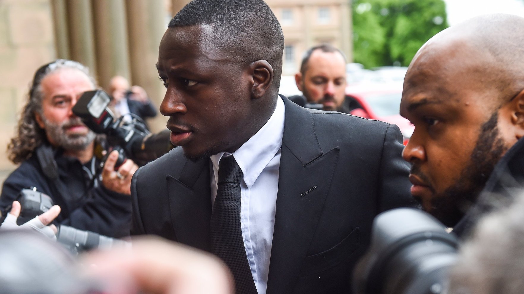 Izvarošanas apsūdzībās attaisnotais Mendī piedzen no "Manchester City" 11 miljonus sterliņu mārciņu