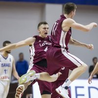 Artūra Kuruca tālmetieni garantē Latvijas U-18 basketbolistiem uzvaru EČ spēlē