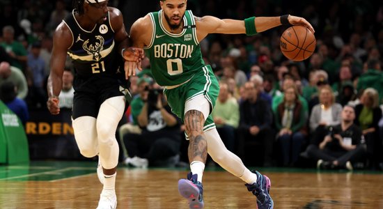 'Celtics' pārsteidz 'Bucks' ar tālmetieniem un sērijā panāk neizšķirtu