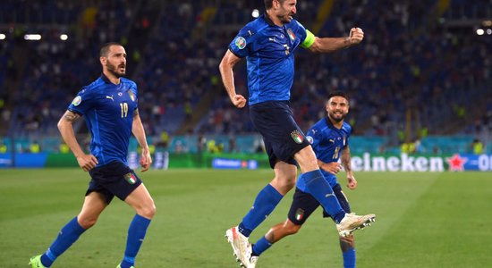 Италия после двух побед первой вышла в плей-офф, Уэльс одолел Турцию