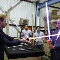 Foto: Britu prinči māžojas 'Zvaigžņu karu' filmēšanas laukumā