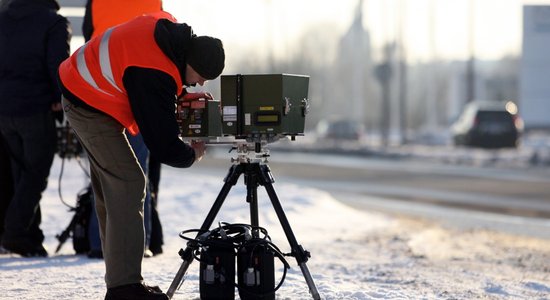 Sūdzību dēļ policija jau gadu netiek pie pārvietojamiem fotoradariem