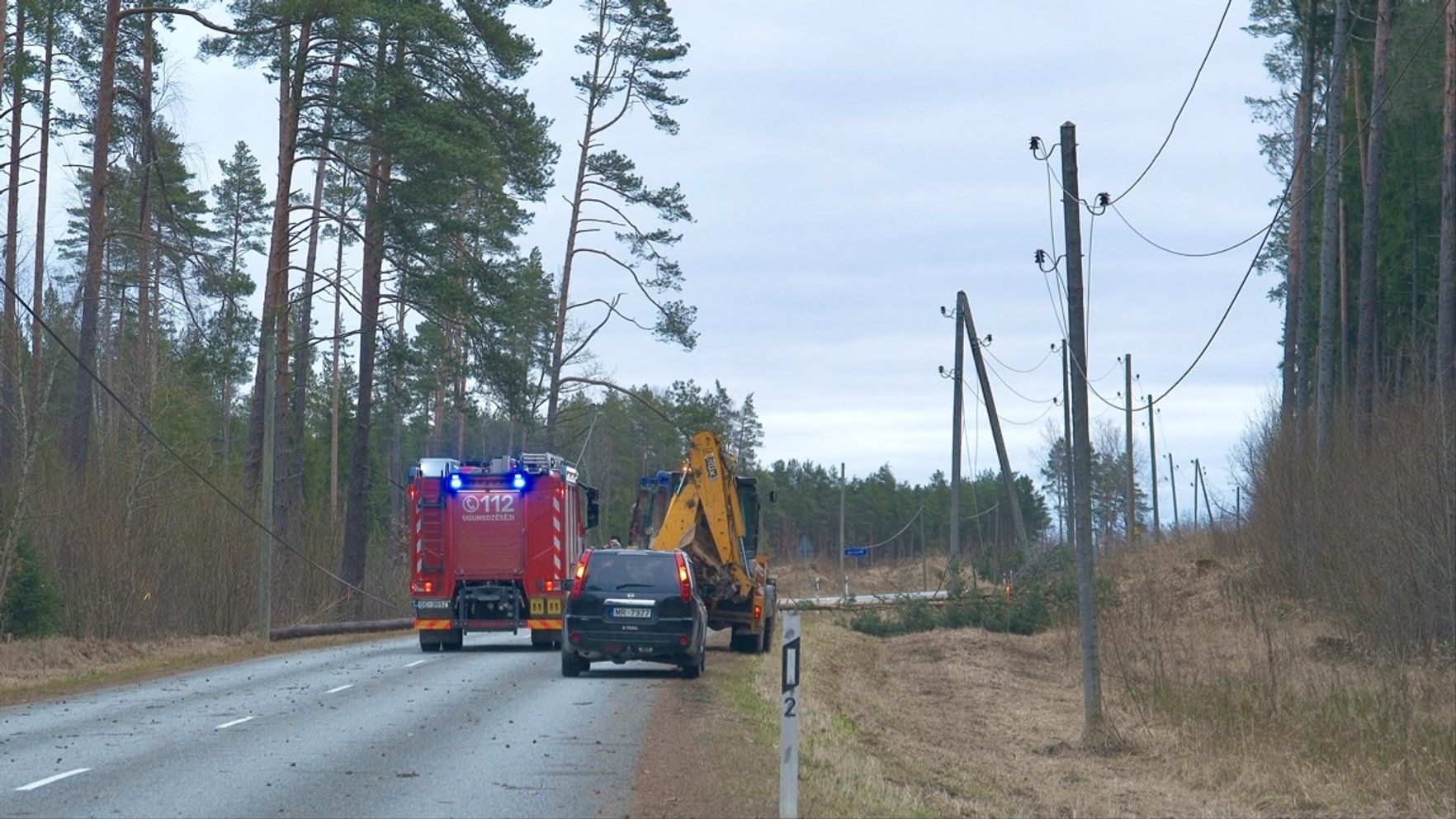Spēcīgais vējš Latvijā: VUGD saņēmis gandrīz 200 izsaukumus, traucēta elektroapgāde (papildināta 13.57)