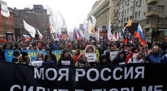 Foto: Maskavā notiek Ņemcova piemiņas demonstrācija