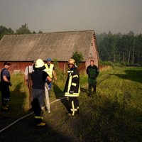 Valdgales pagasta ugunsgrēka dzēšanā prasa palīdzību Lietuvai; cietis viens ugunsdzēsējs (plkst. 21.37)