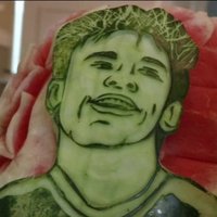 Bez komentāriem: Brazīlijā pavārs uz arbūziem izgrebj futbolistu sejas