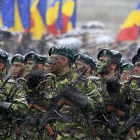 Foto: Ar militāro parādi atzīmē Rumānijas Nacionālo dienu