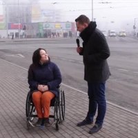 Video: Eksperimentā testē, cik ērti un pieejami cilvēkiem ratiņkrēslos ir Rīgas 'mikriņi'