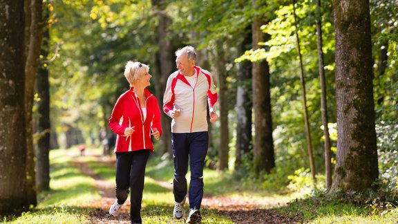 seniori, pensionāri, fiziskas aktivitātes, skriet, skriešana, sporto, mežs, ģimene