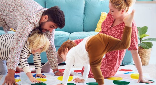 Психолог: "Один из лучших способов поддержать детей сейчас — играть вместе с ними"