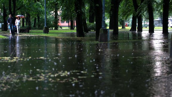 В Риге и других городах за день пролилось две трети месячной нормы дождя