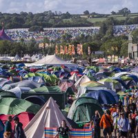 Nīls Jangs tomēr uzstāsies Glastonberijas festivālā; esot notikusi komunikācijas kļūda