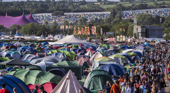 Nīls Jangs tomēr uzstāsies Glastonberijas festivālā; esot notikusi komunikācijas kļūda