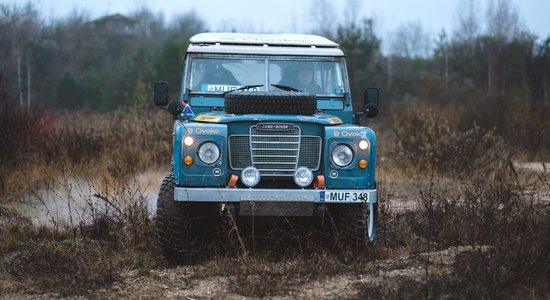 Lietuviešu autosportists ar 47 gadus vecu "Defender" iekaros Dakaras ralliju