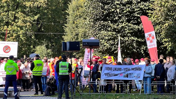 Protestā pie valdības mājas desmitiem cilvēku prasa celt mediķu atalgojumu - 2