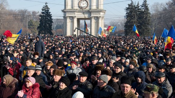 Moldovas galvaspilsētā pret jauno valdību protestē 10 000 cilvēku - 5