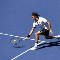 Federers ar pārliecinošu uzvaru iekļūst 'US Open' astotdaļfinālā