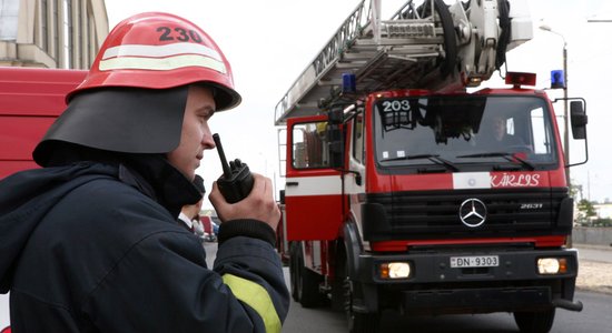 Ugunsdzēsējs gūst traumu, likvidējot ugunsnelaimi Baltinavas novadā