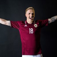 Īpašā fotosesijā Latvijas futbolisti izrāda savas jaunās formas