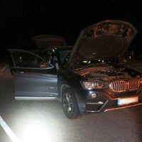 Melns BMW ar marihuānu neapstājas Latvijas un Igaunijas robežpunktā; policija noķer