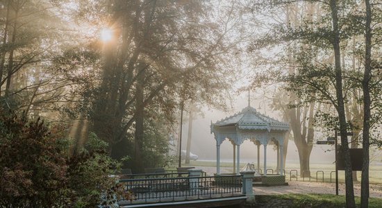 Foto: Baltā miglā tītais Ķemeru vēsturiskais parks atgādina pasaku