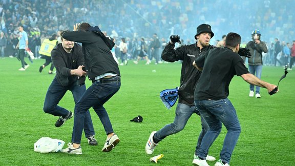 futbols, huligāni, kautiņš, fani