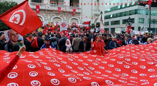 ES satraukta par iespējamu Tunisijas 'sabrukumu'