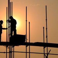 Strauji pieaug būvniecības strādnieku darba samaksa