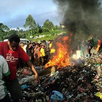Pūlis Papua Jaungvinejā sadedzina 'raganu'