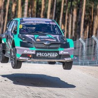 Foto: Latvijas-Lietuvas rallijkrosa čempionāta atklāšanā spraigas cīņas