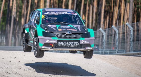 Foto: Latvijas-Lietuvas rallijkrosa čempionāta atklāšanā spraigas cīņas