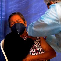 Covid-19: Gvatemalā vakcīnskeptiķi sagūstījuši medmāsas