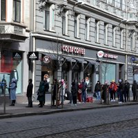 Foto: Pie veikaliem Rīgā veidojas milzu rindas