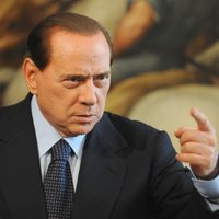 Берлускони останется в политике, "чтобы защитить итальянцев"