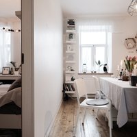 Dzīve šaurībā: trīs stāsti par miniatūriem dzīvokļiem Latvijā