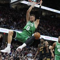 Porziņģis turpina demonstrēt lielisku sniegumu un palīdz "Celtics" uzvarēt tiešo konkurenti